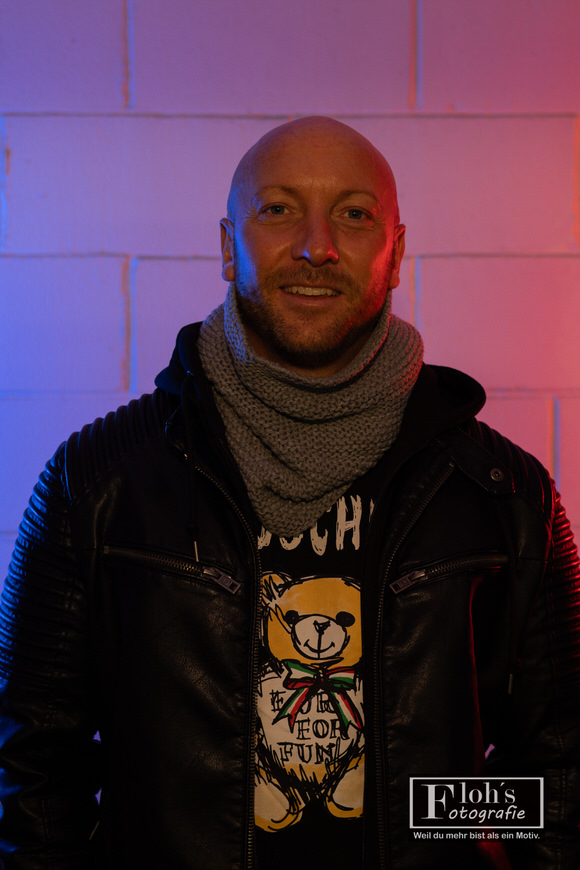 Natürliches Portrait von Gernot mit ruhiger Ausstrahlung im urbanen Setting.