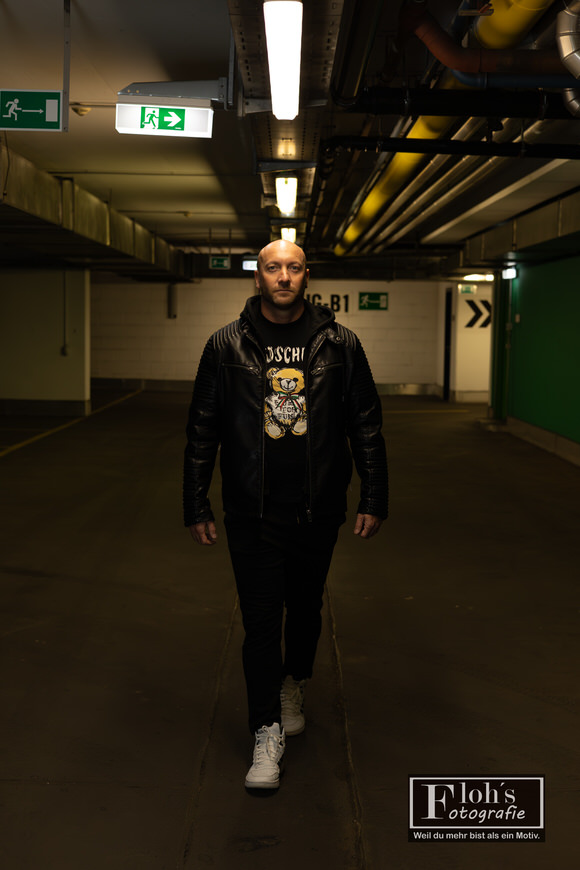 Markantes Männerportrait von Gernot mit Licht-Schatten-Kontrasten in Wien.