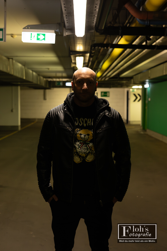 Modernes Portrait von Gernot für sein Modelportfolio im urbanen Umfeld.