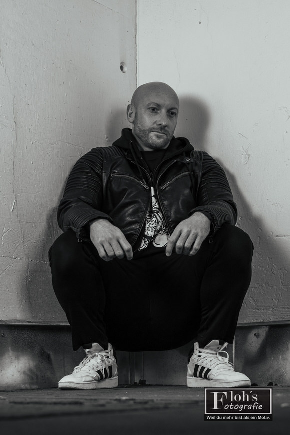 Urbanes Portrait von Gernot mit filmischer Lichtstimmung in Wien.