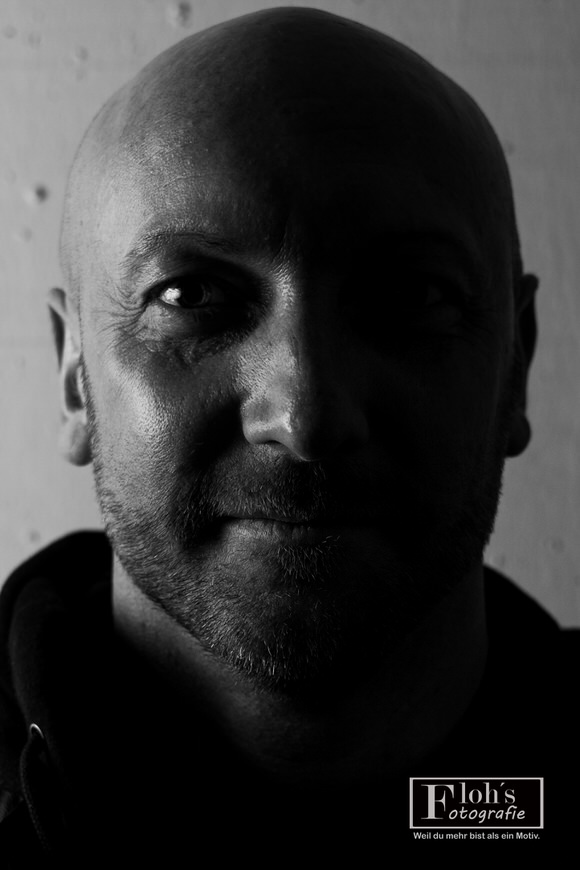 Charakterstarkes Portrait von Gernot mit reduzierter Bildkomposition in Wien.