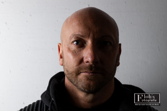 Modernes Männerportrait von Gernot mit klarer Haltung und Präsenz.