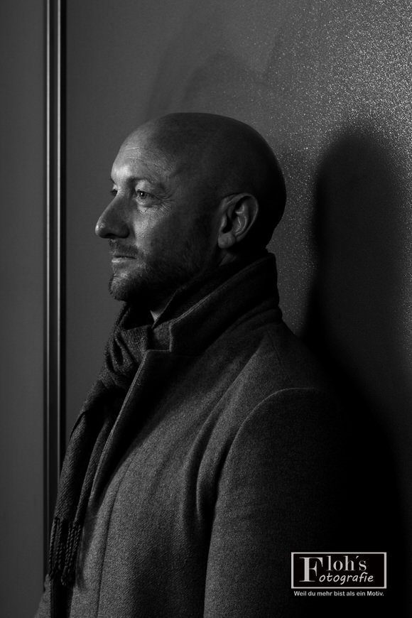 Ausdrucksstarkes Männerportrait von Gernot mit klaren Kontrasten in Wien.