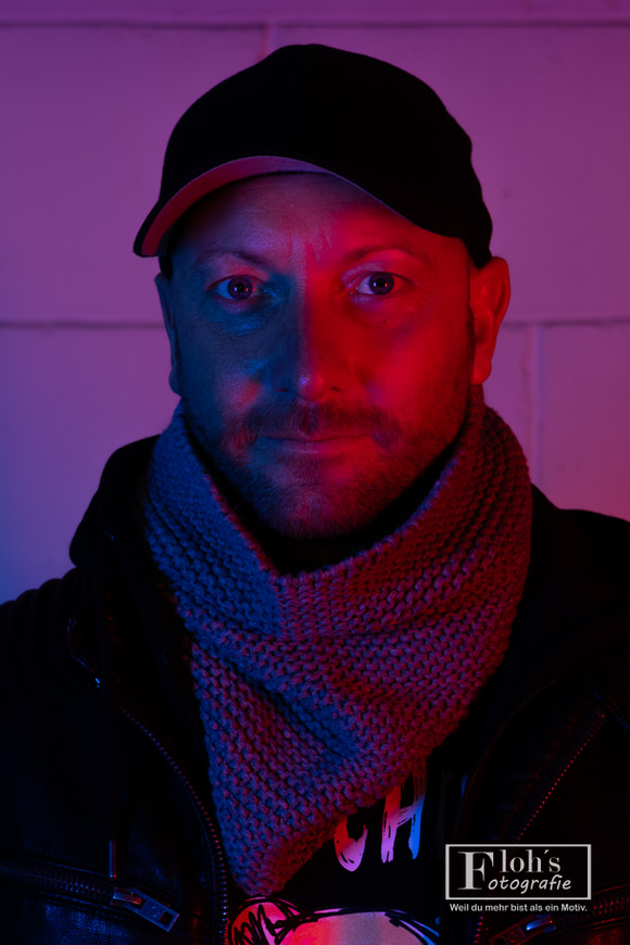 Kreatives Männerportrait von Gernot mit Farblicht und urbaner Atmosphäre.