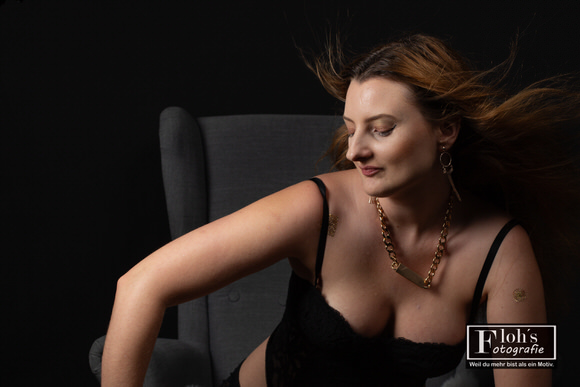 Sinnliches Dessous-Shooting mit Sanja im Homestudio