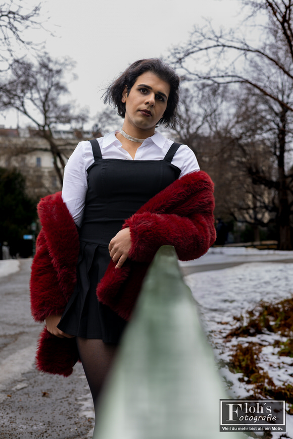 🔟 Fashion Portrait Shooting Wien, Arya im Stadtpark mit rotem Mantel und schwarzem Outfit.