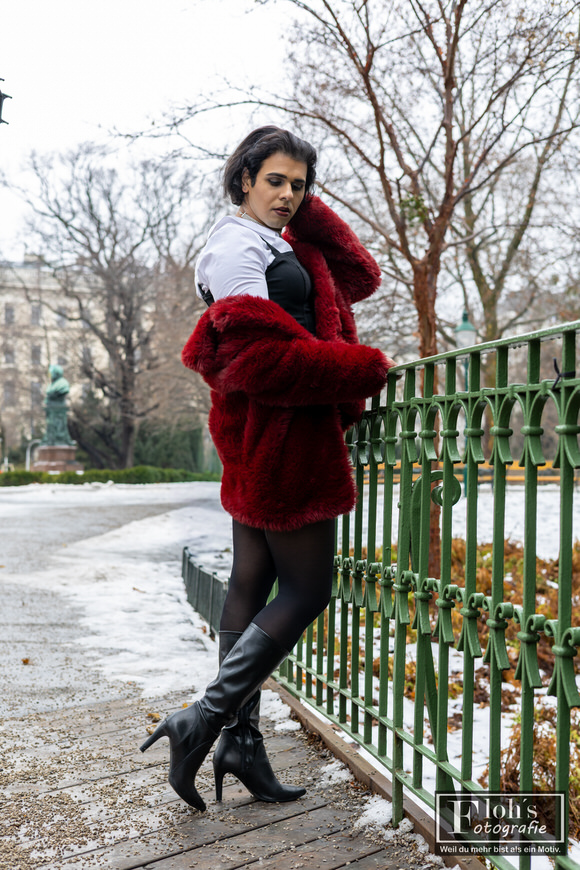 1️⃣1️⃣ Portrait Shooting Wien Stadtpark, Arya sitzend auf gelber Parkbank im Winter.
