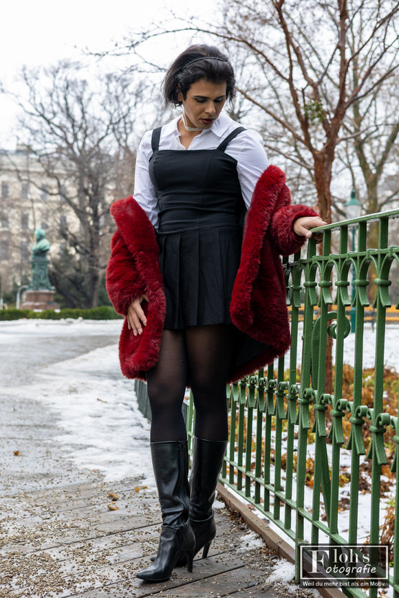 1️⃣2️⃣ Outdoor Portrait Wien mit Arya, entspannte Sitzpose auf Parkbank und ruhiger Blick.