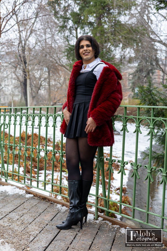 1️⃣3️⃣ Portraitfotograf Wien Stadtpark, Arya auf Parkbank mit winterlicher Schneekulisse.