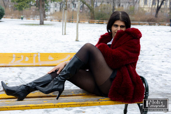 1️⃣6️⃣ Outdoor Portrait Stadtpark Wien, Arya stehend vor Bambus mit ruhigem Blick.