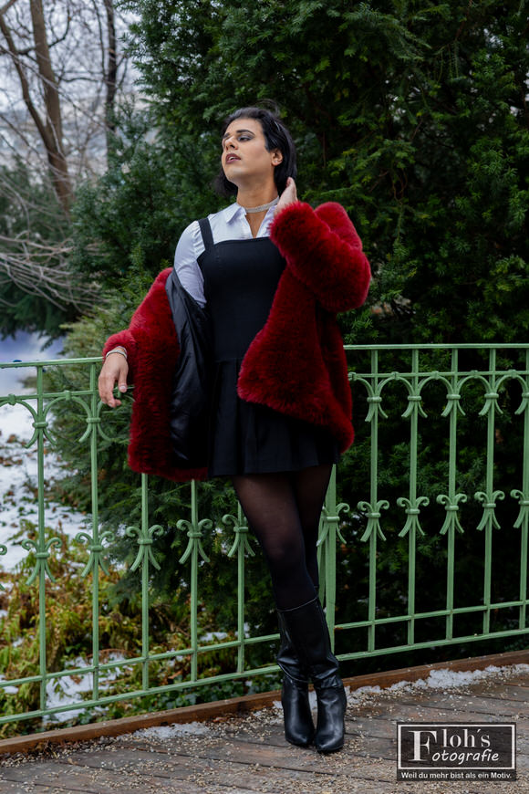 2️⃣ Outdoor Portrait von Arya im Wiener Stadtpark nahe Wien Mitte, ruhige Pose am Geländer.