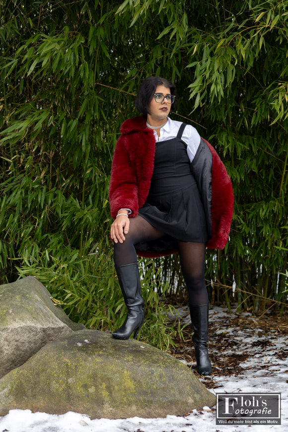 2️⃣0️⃣ Portrait Shooting Wien Stadtpark, Arya in ruhiger Pose mit winterlicher Naturkulisse.