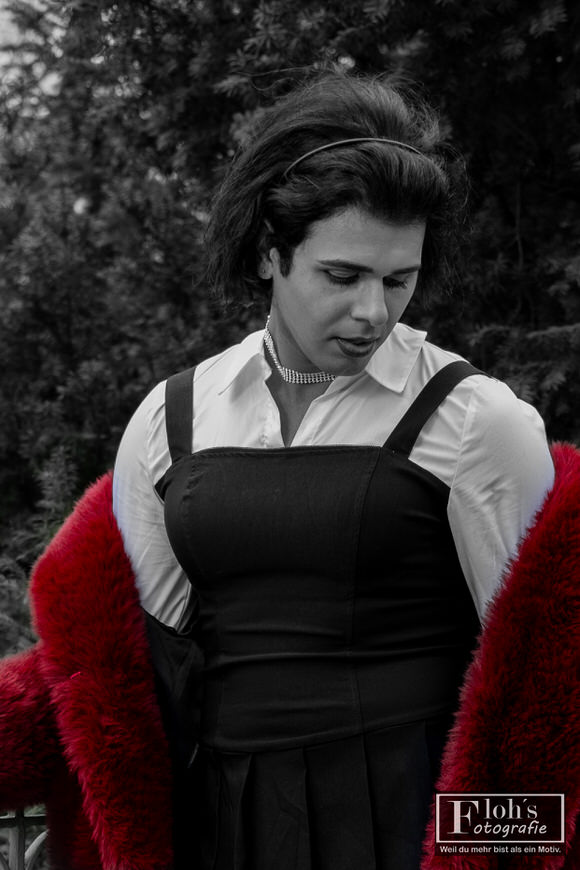 3️⃣ Ganzkörper Portrait Shooting Wien, Arya im Stadtpark mit rotem Mantel und winterlicher Umgebung.