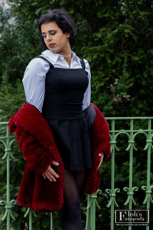 4️⃣ Fashion Portrait Wien im Stadtpark, Arya in eleganter Haltung vor winterlicher Parkkulisse.