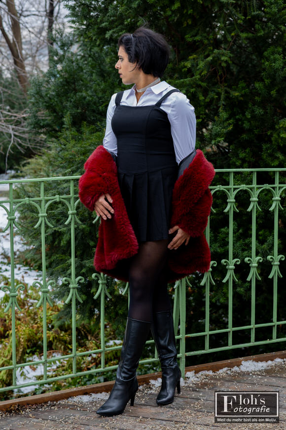 5️⃣ Portrait Shooting im Wiener Stadtpark, Arya entspannt am Geländer mit natürlichem Ausdruck.