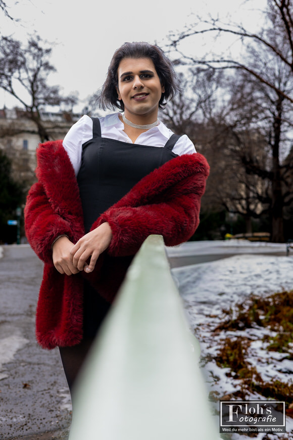 9️⃣ Outdoor Portrait von Arya im Stadtpark Wien, natürlicher Ausdruck und reduzierter Stil.